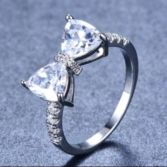 ⛱️Pave Crystal Bow Ring - Picture 2 of 4
